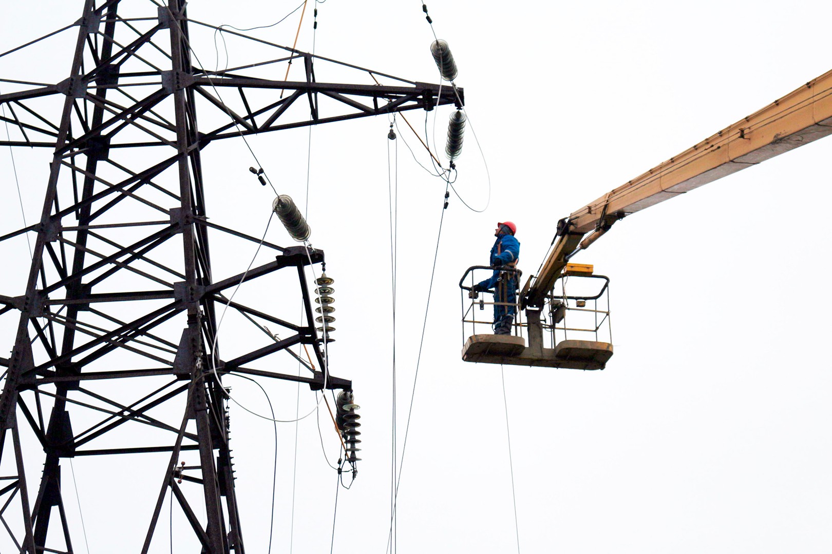 mantenimiento de la estación meteorológica de la línea de transmisión de energía de la línea eléctrica Sokol-M y condiciones climáticas