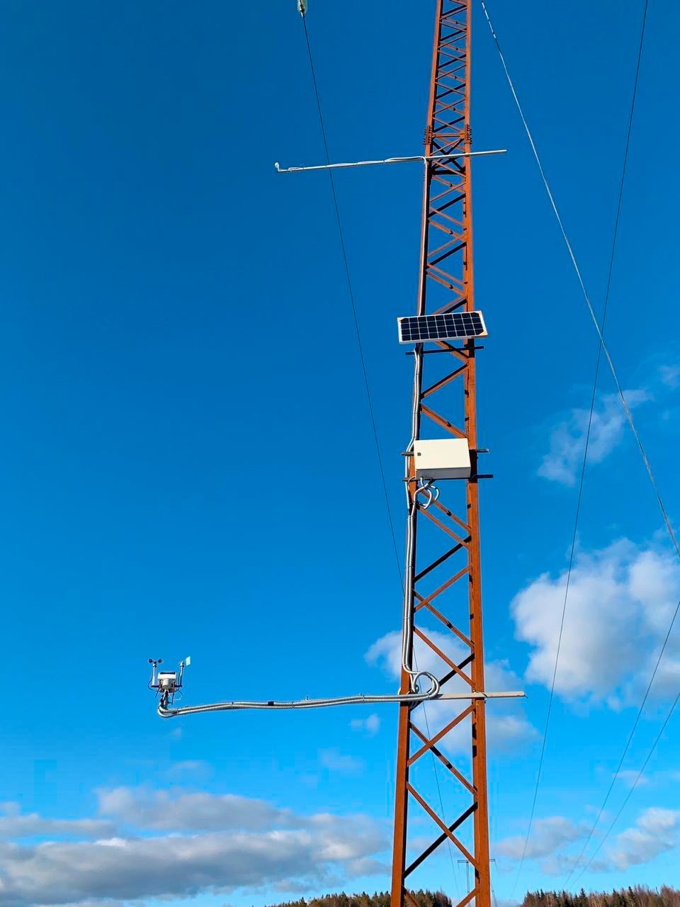 Метеостанция Сокол-М контроль погоды и линия электропередачи ЛЭП пример установки метеостанции