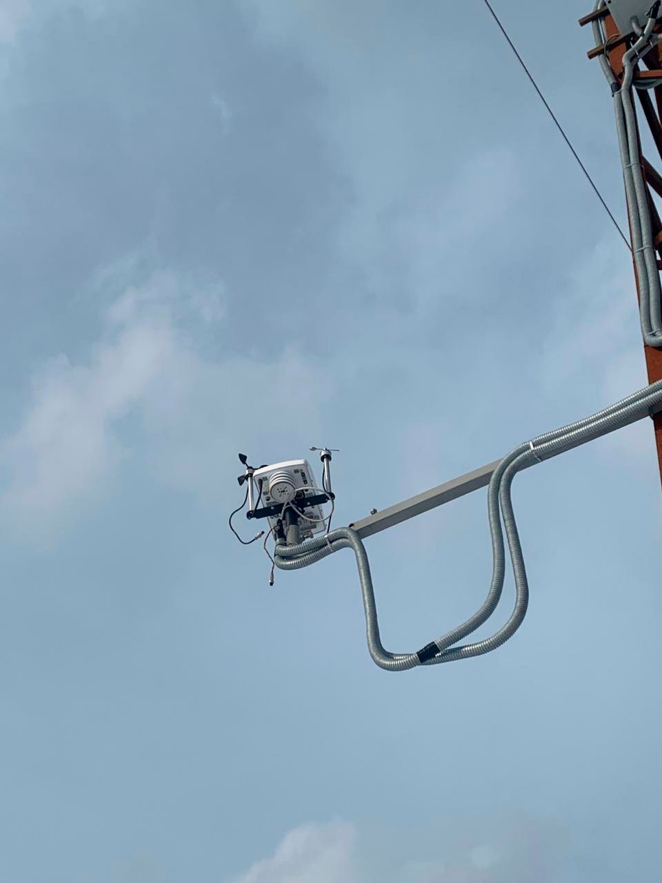 Estación meteorológica Sokol-M Control meteorológico y línea eléctrica Línea de transmisión de energía Ejemplo de instalación de una estación meteorológica